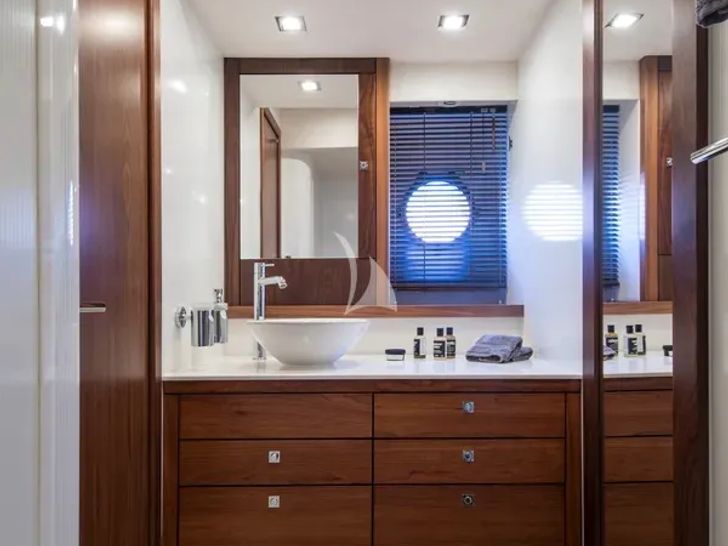 CARDANO Sunseeker Manhattan 63 - master cabin bathroom CARDANO Sunseeker Manhattan 63 - master cabin bathroom