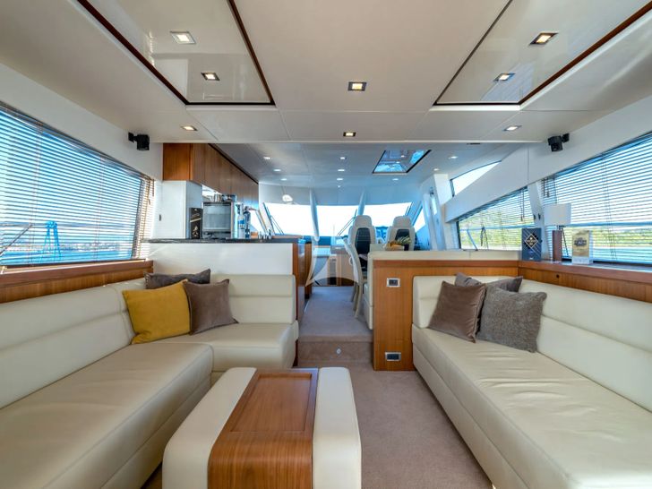 CARDANO Sunseeker Manhattan 63 - saloon seating CARDANO Sunseeker Manhattan 63 - saloon seating