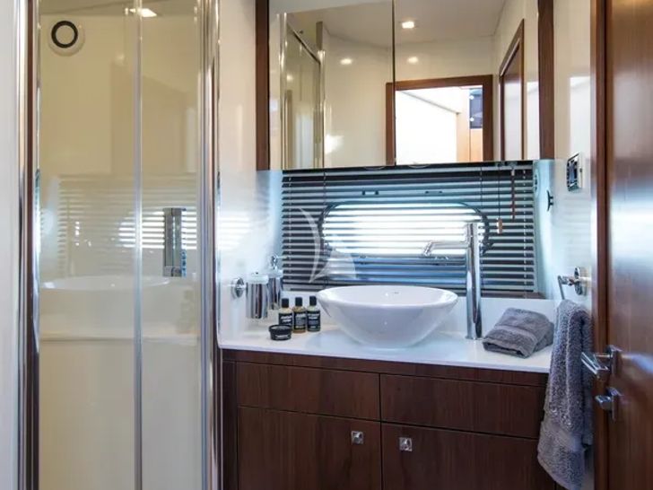 CARDANO Sunseeker Manhattan 63 - twin cabin bathroom CARDANO Sunseeker Manhattan 63 - twin cabin bathroom