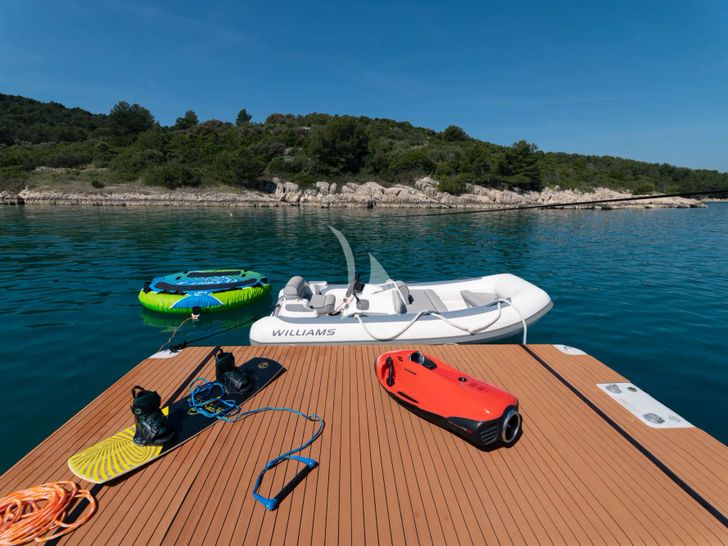 CARDANO Sunseeker Manhattan 63 - water toys CARDANO Sunseeker Manhattan 63 - water toys