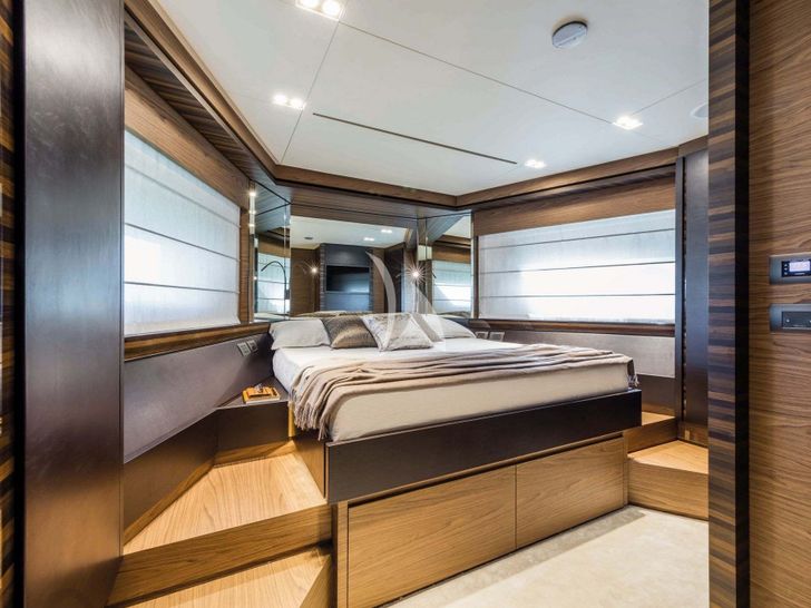 CARE ONE Ferretti 650 - VIP cabin CARE ONE Ferretti 650 - VIP cabin