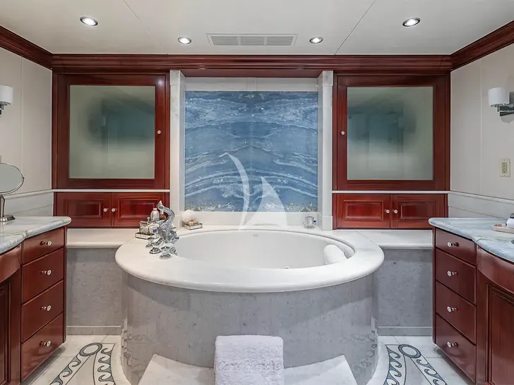 BLANCHE 161 Christensen 49m - 2nd master cabin bathtub BLANCHE 161 Christensen 49m - 2nd master cabin bathtub