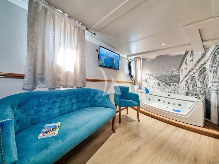 CASABLANCA Custom Yacht 61m - master cabin seating and bath tub CASABLANCA Custom Yacht 61m - master cabin seating and bath tub