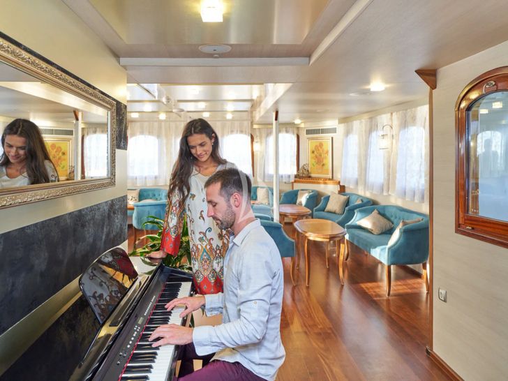 CASABLANCA Custom Yacht 61m - piano lounge bar CASABLANCA Custom Yacht 61m - piano lounge bar