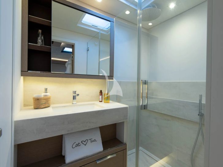 CAT TUA Lagoon Seventy 7 - master cabin bathroom CAT TUA Lagoon Seventy 7 - master cabin bathroom