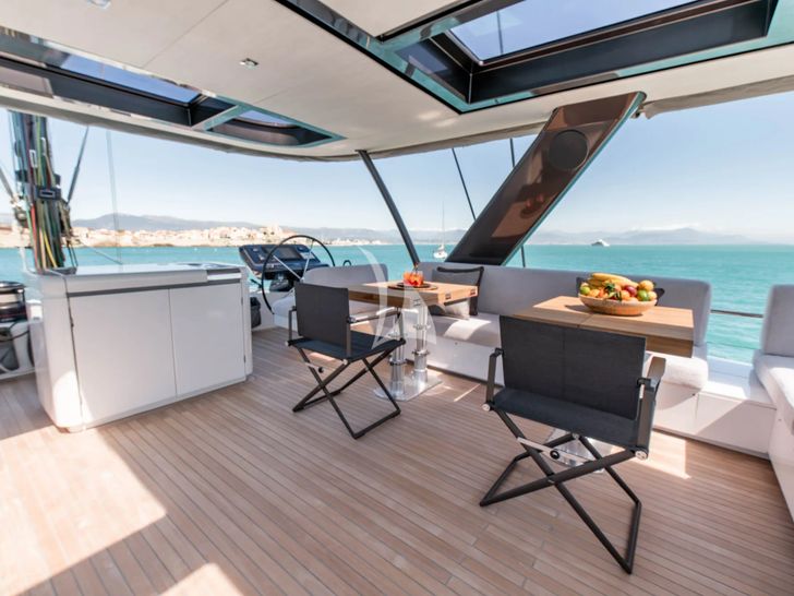 CAT TUA Lagoon Seventy 7 - flybridge dining area CAT TUA Lagoon Seventy 7 - flybridge dining area