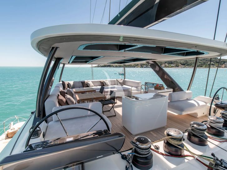 CAT TUA Lagoon Seventy 7 - flybridge helm CAT TUA Lagoon Seventy 7 - flybridge helm