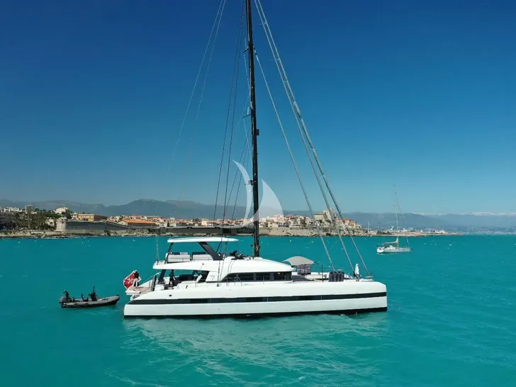 CAT TUA Lagoon Seventy 7 - side profile anchored CAT TUA Lagoon Seventy 7 - side profile anchored