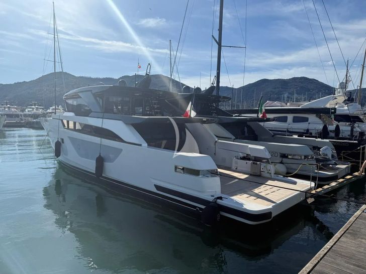 CC Bluegame BGX62 - docked CC Bluegame BGX62 - docked