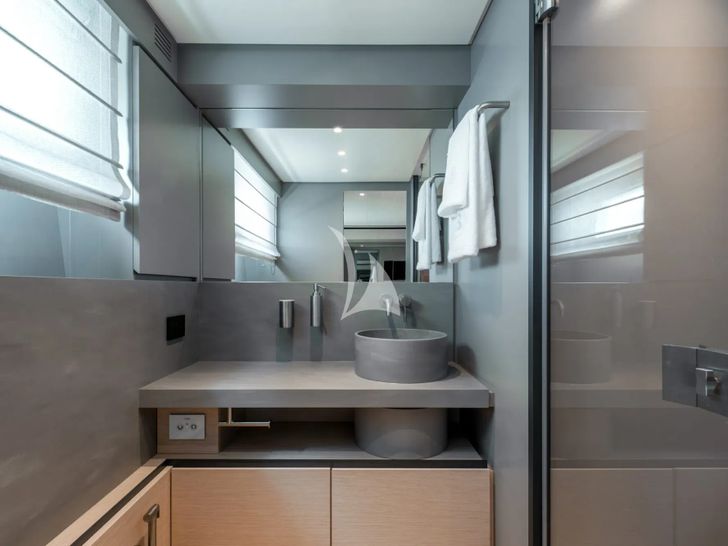 CC Bluegame BGX62 - master cabin bathroom CC Bluegame BGX62 - master cabin bathroom