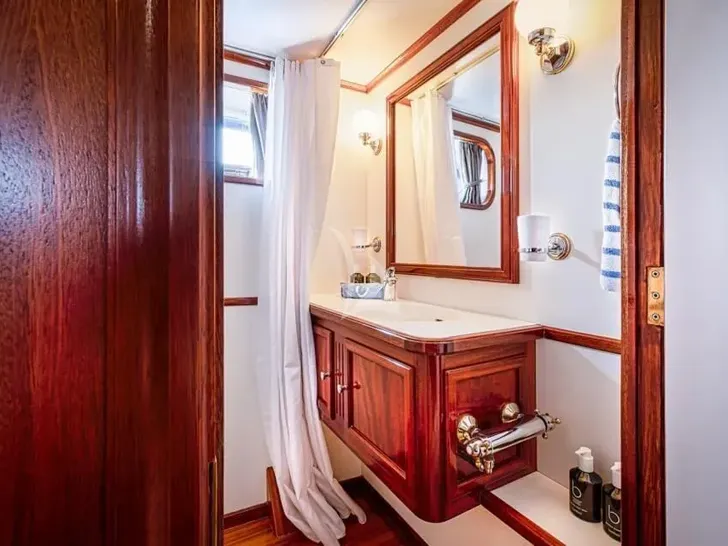 CHANTELLA Chantier Naval d'Antibes 29m - VIP cabin bathroom CHANTELLA Chantier Naval d'Antibes 29m - VIP cabin bathroom