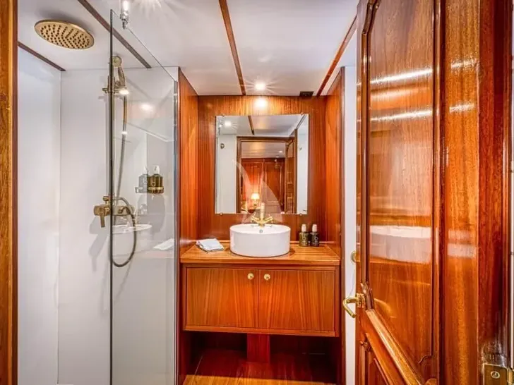 CHANTELLA Chantier Naval d'Antibes 29m - master cabin bathroom CHANTELLA Chantier Naval d'Antibes 29m - master cabin bathroom