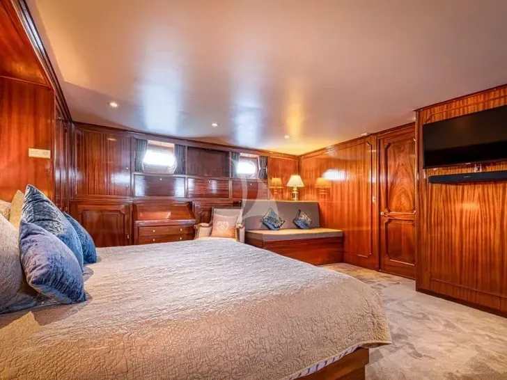 CHANTELLA Chantier Naval d'Antibes 29m - master cabin bed and TV CHANTELLA Chantier Naval d'Antibes 29m - master cabin bed and TV