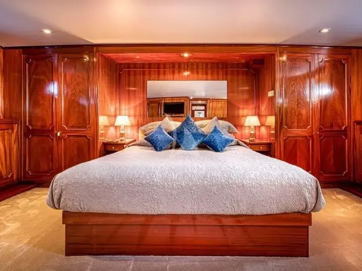CHANTELLA Chantier Naval d'Antibes 29m - master cabin bed CHANTELLA Chantier Naval d'Antibes 29m - master cabin bed
