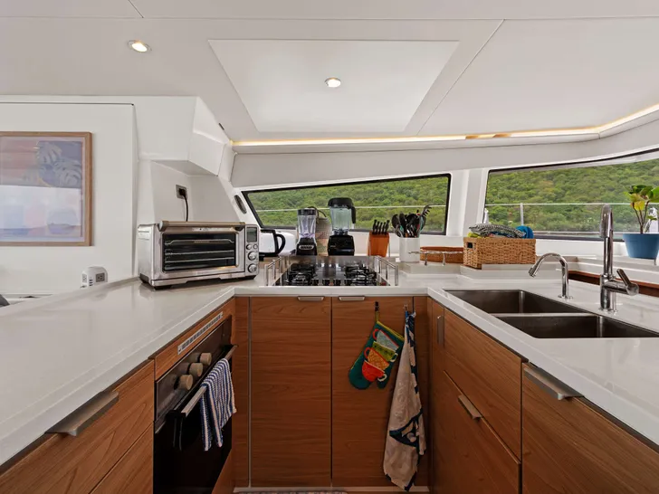CHILLIN HUT Bali 5.4 - galley CHILLIN HUT Bali 5.4 - galley