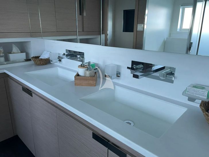 CHILOE Fountaine Pajot Alegria 67 - master cabin bathroom CHILOE Fountaine Pajot Alegria 67 - master cabin bathroom