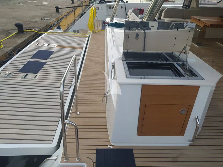 CHILOE Fountaine Pajot Alegria 67 - swimming platform and wetbar CHILOE Fountaine Pajot Alegria 67 - swimming platform and wetbar