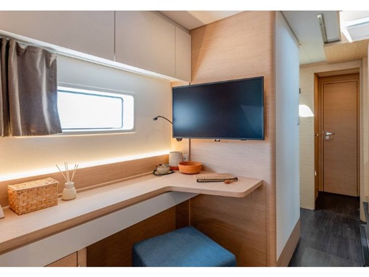 CINSELUNA Fountaine Pajot Maestro 44 - master cabin vanity CINSELUNA Fountaine Pajot Maestro 44 - master cabin vanity