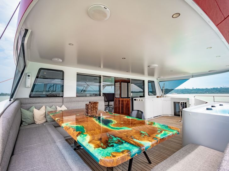CRAZY LOVE Hudson HH88 - aft alfresco lounge and jacuzzi CRAZY LOVE Hudson HH88 - aft alfresco lounge and jacuzzi