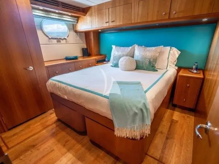 CLAIRE Hatteras 100 - VIP cabin 2 CLAIRE Hatteras 100 - VIP cabin 2