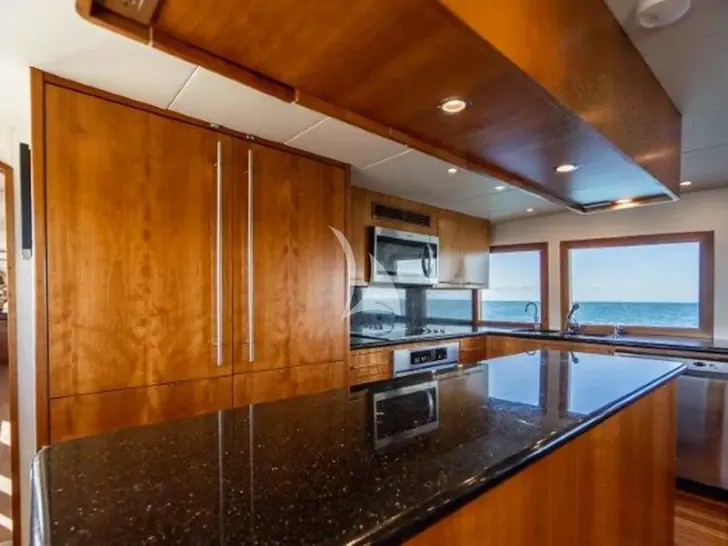 CLAIRE Hatteras 100 - galley bar CLAIRE Hatteras 100 - galley bar