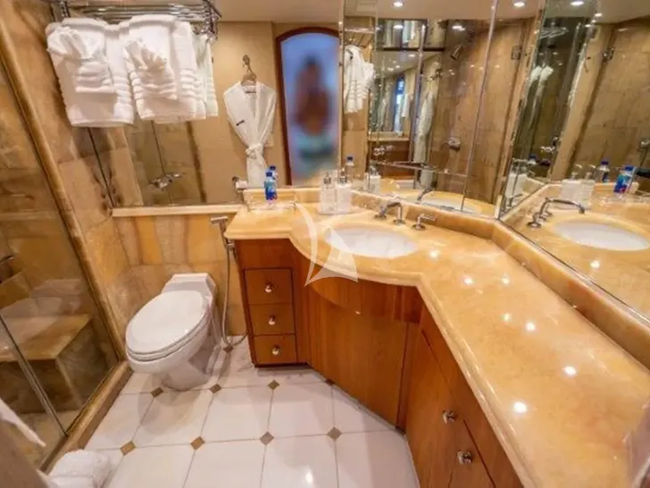 CLAIRE Hatteras 100 - master cabin bathroom CLAIRE Hatteras 100 - master cabin bathroom