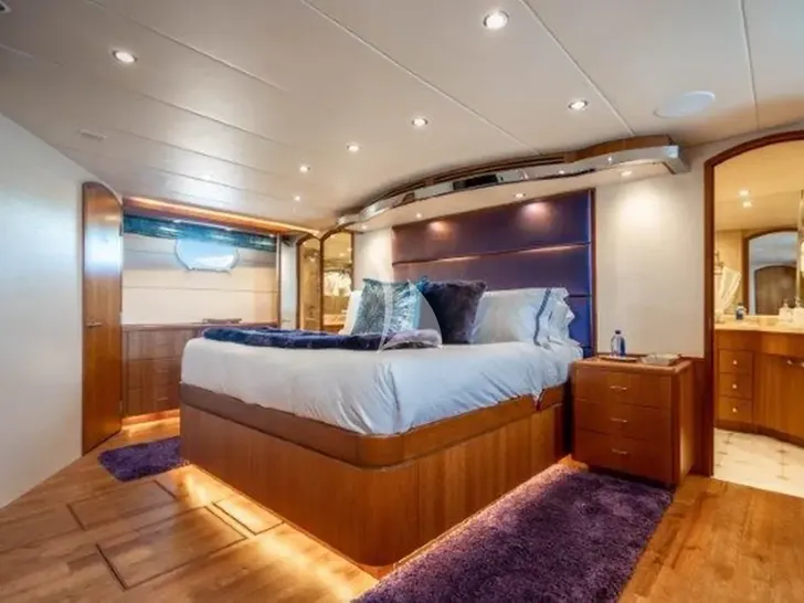 CLAIRE Hatteras 100 - master cabin CLAIRE Hatteras 100 - master cabin