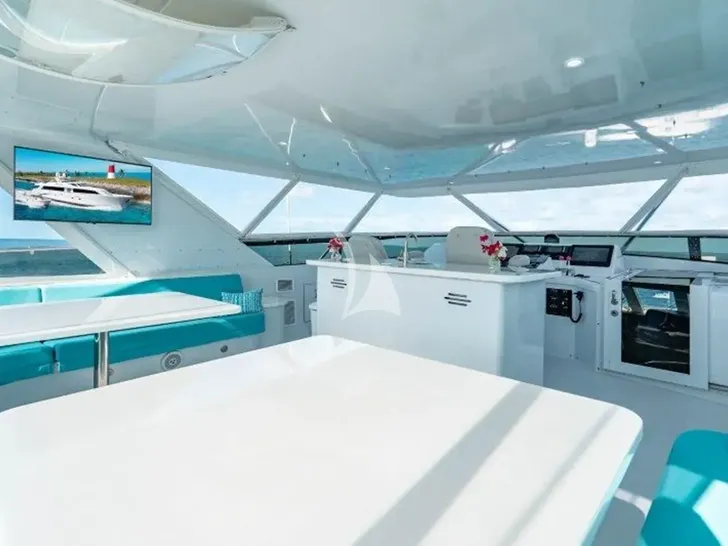 CLAIRE Hatteras 100 - sundeck helm CLAIRE Hatteras 100 - sundeck helm