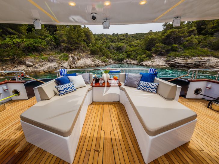 CLASE AZUL Radez 48m - aft deck seating CLASE AZUL Radez 48m - aft deck seating