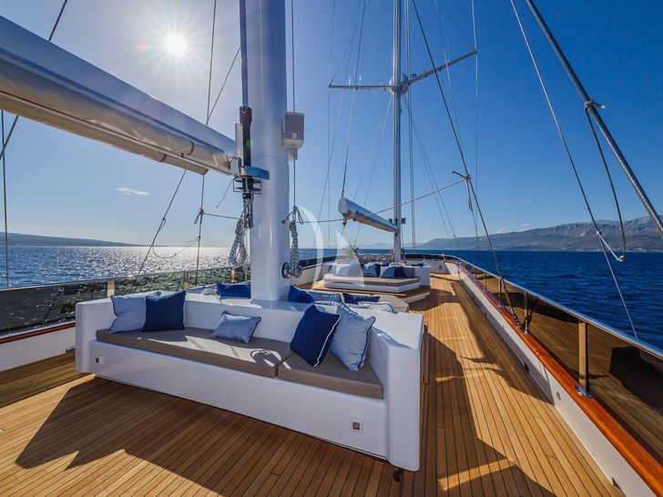 CLASE AZUL Radez 48m - flybridge seating CLASE AZUL Radez 48m - flybridge seating
