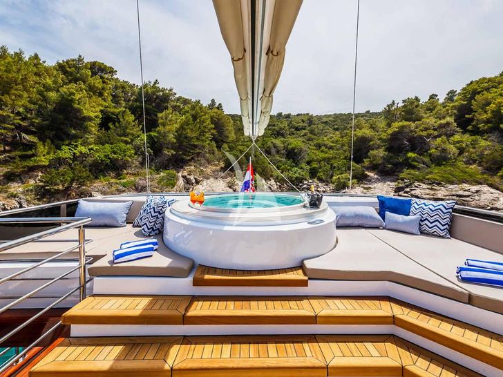 CLASE AZUL Sundeck Jacuzzi