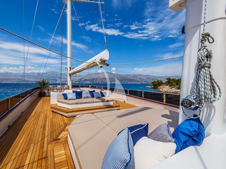 CLASE AZUL Radez 48m - bronzing and seating areas CLASE AZUL Radez 48m - bronzing and seating areas