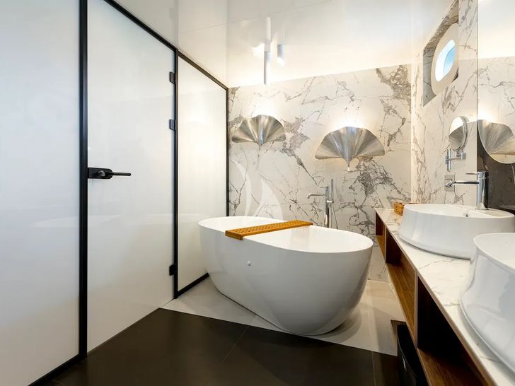 CLASE AZUL Radez 48m - master cabin bathroom CLASE AZUL Radez 48m - master cabin bathroom