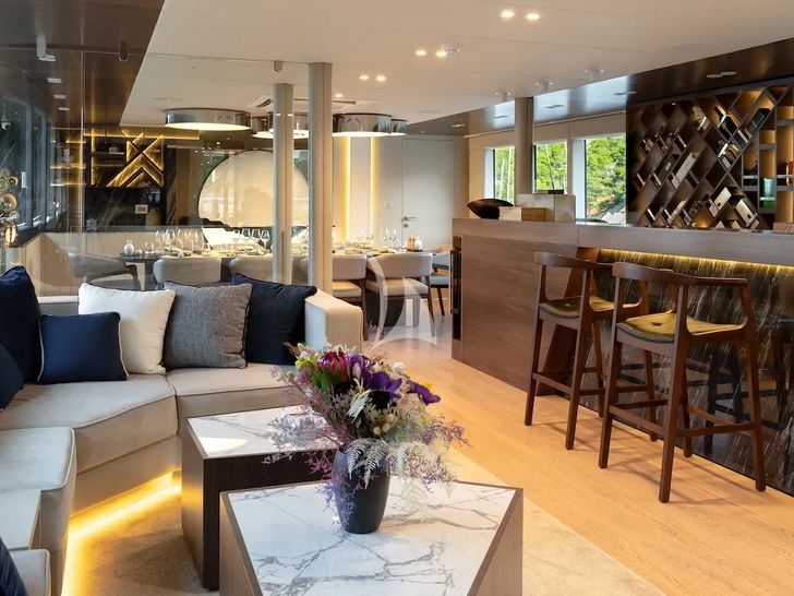 CLASE AZUL Radez 48m - saloon seating and bar area CLASE AZUL Radez 48m - saloon seating and bar area