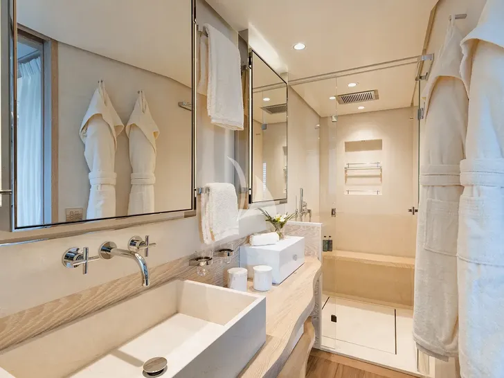 CALYPSO I Mulder 36m - VIP cabin bathroom CALYPSO I Mulder 36m - VIP cabin bathroom