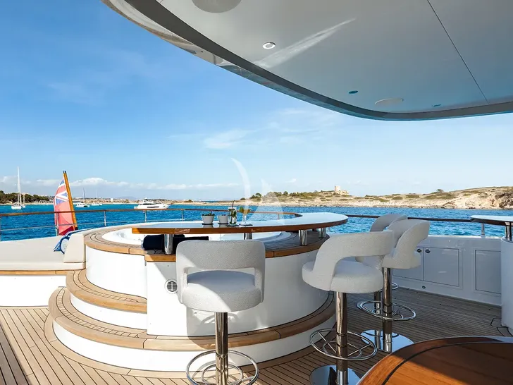 CALYPSO I Mulder 36m - sundeck jacuzzi bar CALYPSO I Mulder 36m - sundeck jacuzzi bar