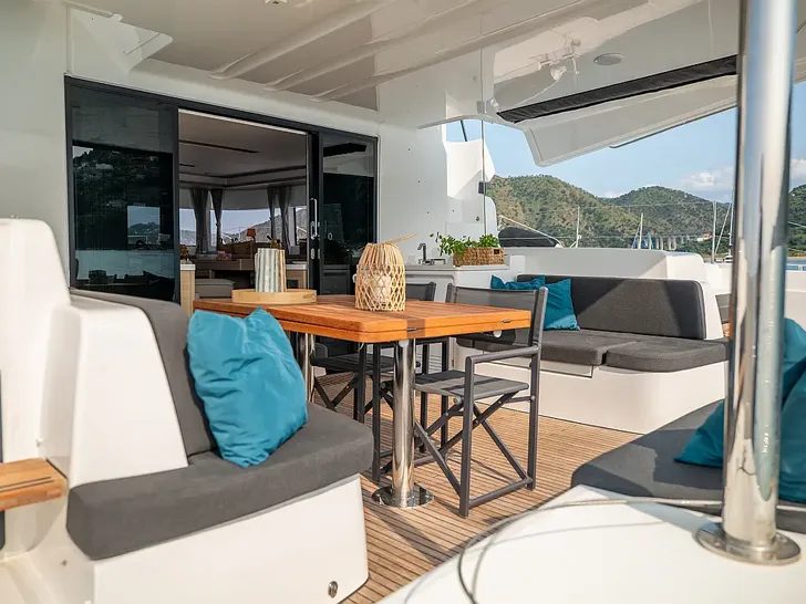 CLEMENTINA Lagoon 51 - aft deck dining table CLEMENTINA Lagoon 51 - aft deck dining table
