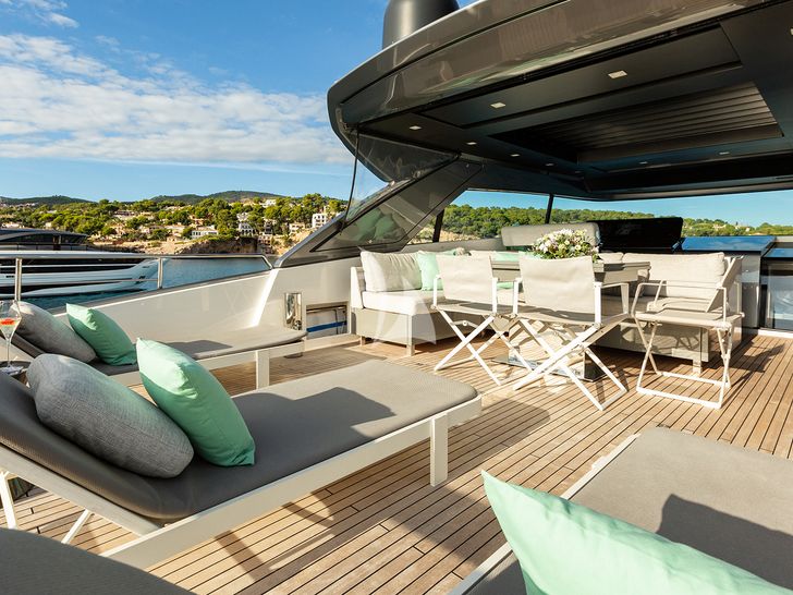 CLOUD IX Sanlorenzo SX76 - sun deck seating and sun beds CLOUD IX Sanlorenzo SX76 - sun deck seating and sun beds