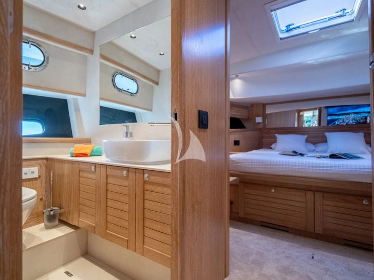 CLOUD 9 Sasga Menorquin 68 Flybridge - VIP cabin 1 bathroom CLOUD 9 Sasga Menorquin 68 Flybridge - VIP cabin 1 bathroom