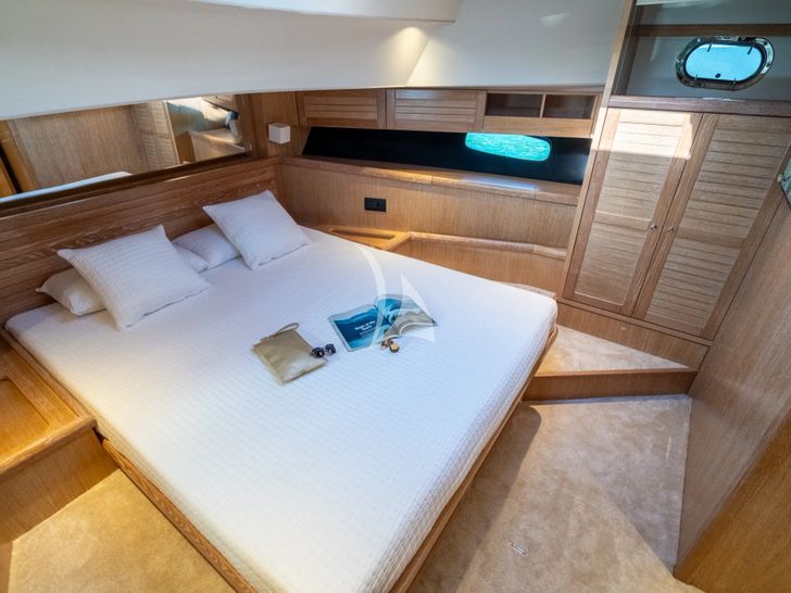 CLOUD 9 Sasga Menorquin 68 Flybridge - VIP cabin 1 CLOUD 9 Sasga Menorquin 68 Flybridge - VIP cabin 1