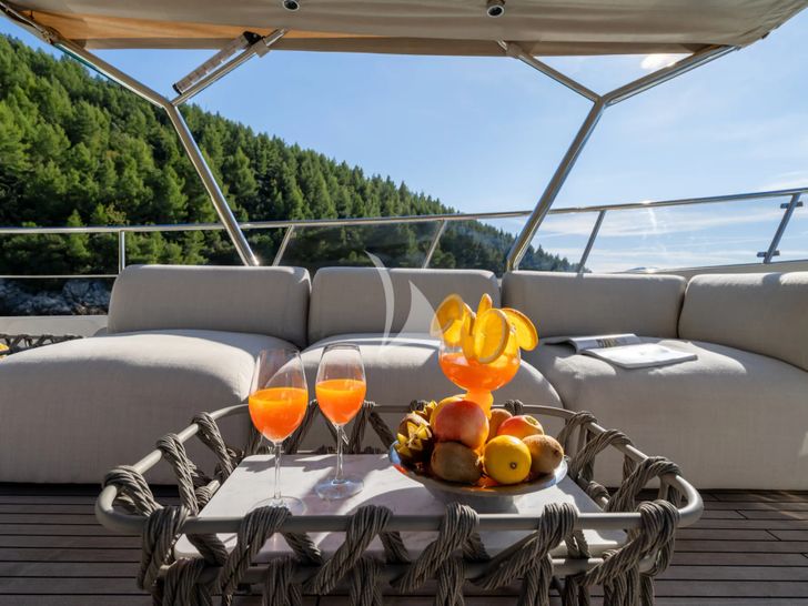 CLOUD 9 Sasga Menorquin 68 Flybridge - cocktail CLOUD 9 Sasga Menorquin 68 Flybridge - cocktail