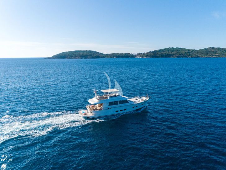 CLOUD 9 Sasga Menorquin 68 Flybridge - cruising aft shot CLOUD 9 Sasga Menorquin 68 Flybridge - cruising aft shot