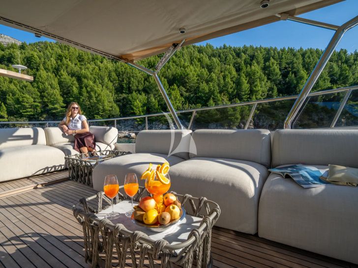 CLOUD 9 Sasga Menorquin 68 Flybridge - flybridge lounge CLOUD 9 Sasga Menorquin 68 Flybridge - flybridge lounge