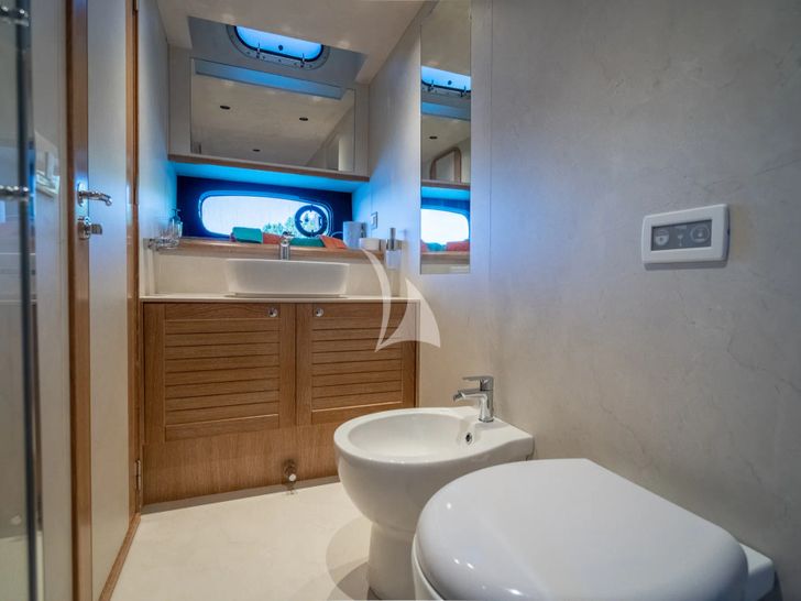 CLOUD 9 Sasga Menorquin 68 Flybridge - master cabin bathroom CLOUD 9 Sasga Menorquin 68 Flybridge - master cabin bathroom