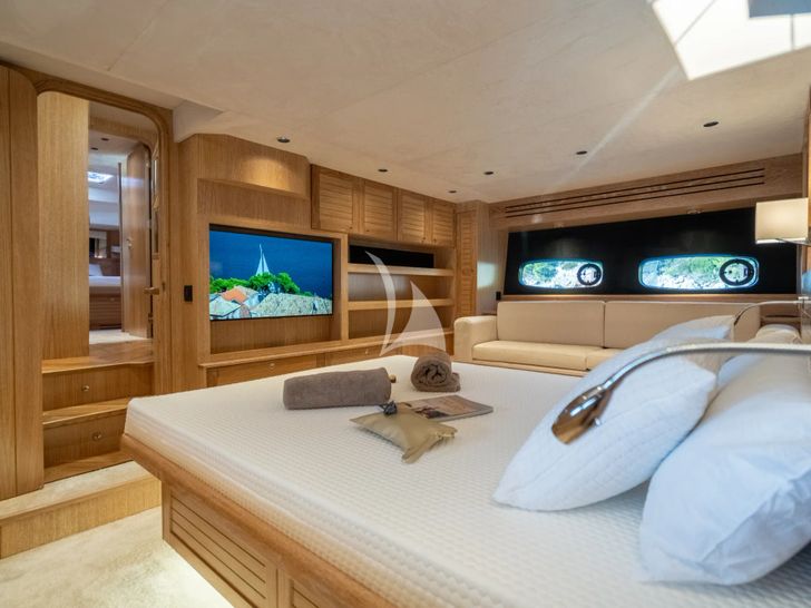 CLOUD 9 Sasga Menorquin 68 Flybridge - master cabin bed and TV CLOUD 9 Sasga Menorquin 68 Flybridge - master cabin bed and TV