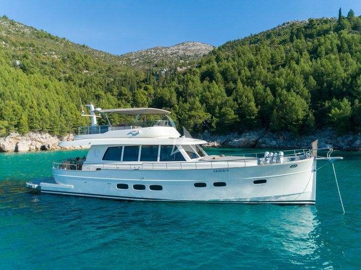 CLOUD 9 Sasga Menorquin 68 Flybridge - side profile anchored CLOUD 9 Sasga Menorquin 68 Flybridge - side profile anchored