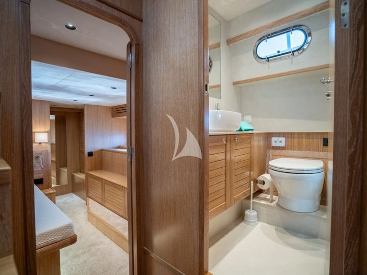 CLOUD 9 Sasga Menorquin 68 Flybridge - twin cabin bathroom CLOUD 9 Sasga Menorquin 68 Flybridge - twin cabin bathroom