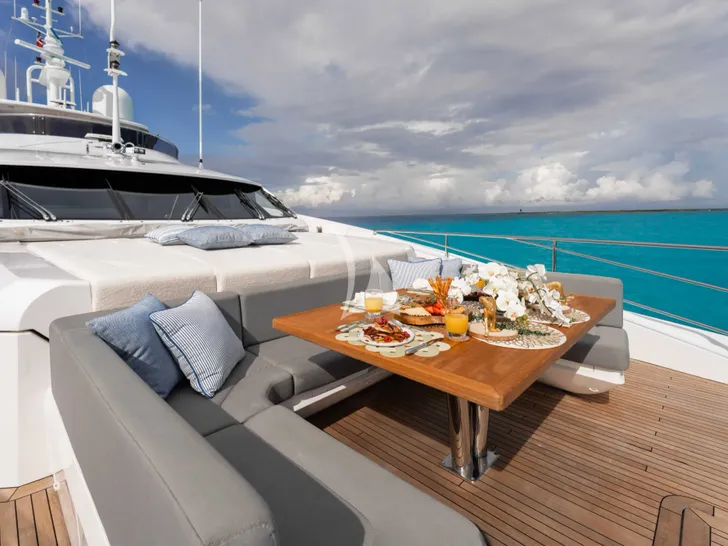 CAPTAIN MORGAN III Sunseeker 131 - foredeck dining lounge and sunbathing area CAPTAIN MORGAN III Sunseeker 131 - foredeck dining lounge and sunbathing area