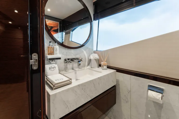 Charter Yacht CAPTAIN MORGAN III - Sunseeker 131 - 5 Cabins - Nassau - Exumas - Bahamas