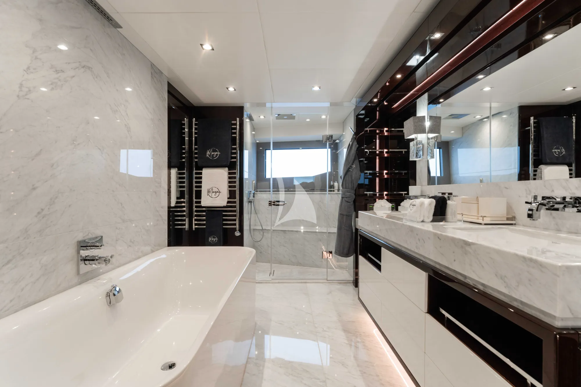 Charter Yacht CAPTAIN MORGAN III - Sunseeker 131 - 5 Cabins - Nassau - Exumas - Bahamas